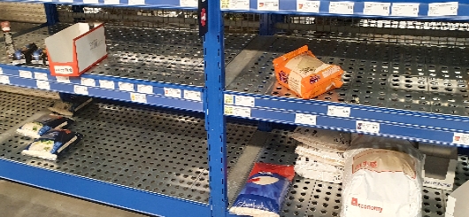leere Regale überall