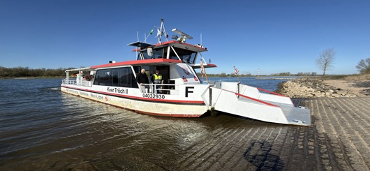Kapitän Denis Bohländer mit Schiffsmannschaft