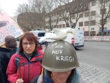 Teilnehmerin mit Deko, Schlossplatz, Stuttgart, 4. April 2026, Foto: Sergej Perelman